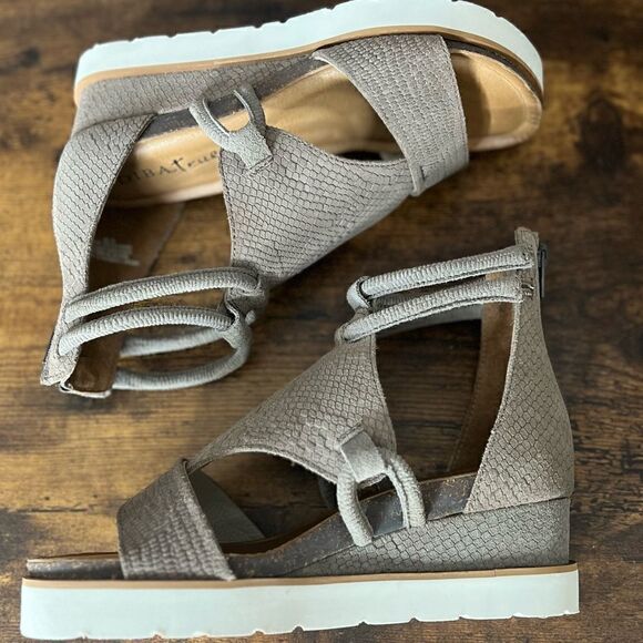 Diba True Women's Green Clover Cushioned Low Wedge Sandal in Taupe. Size 6. New! - Picture 7 of 16